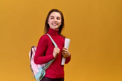 A jovem mulher bonita alegre vestiu-se em olhares da roupa ocasional positivamente ao lado, passando momentos inesquecíveis imagens de stock A jovem mulher bonita alegre vestiu-se em olhares da roupa ocasional positivamente ao lado, passando momentos inesquecíveis imagens de stock