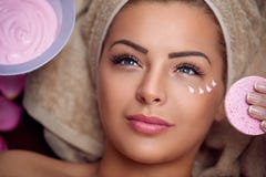 Jovem mulher bonita com máscara facial foto de stock Jovem mulher bonita com máscara facial foto de stock