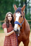 Jovem mulher bonita com um cavalo imagem de stock Jovem mulher bonita com um cavalo imagem de stock