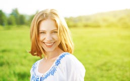Jovem mulher bonita feliz que ri e que sorri na natureza fotos de stock Jovem mulher bonita feliz que ri e que sorri na natureza fotos de stock