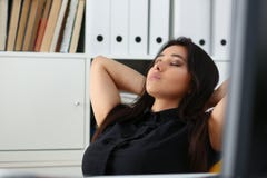 A jovem mulher bonita no escritório senta-se no revestimento que da tabela todo o trabalho tem uma ruptura pode ter recursos para fotografia de stock royalty free A jovem mulher bonita no escritório senta-se no revestimento que da tabela todo o trabalho tem uma ruptura pode ter recursos para fotografia de stock royalty free
