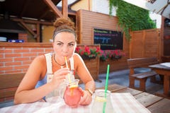 Jovem mulher bonita no restaurante foto de stock royalty free Jovem mulher bonita no restaurante foto de stock royalty free