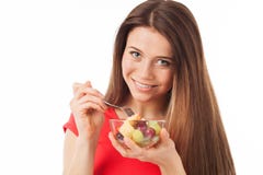 Jovem mulher bonita que come frutos imagem de stock royalty free Jovem mulher bonita que come frutos imagem de stock royalty free