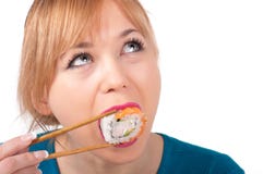 Jovem mulher bonita que come o sushi com hashis imagem de stock Jovem mulher bonita que come o sushi com hashis imagem de stock