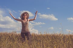 Jovem mulher com chapéu que aprecia a natureza Conceito da liberdade fotografia de stock Jovem mulher com chapéu que aprecia a natureza Conceito da liberdade fotografia de stock
