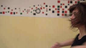Jovem mulher com dança profissionalmente moderna da dança no salão de dança filme Jovem mulher com dança profissionalmente moderna da dança no salão de dança filme