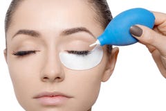 Jovem mulher com os olhos fechados aplicando a colagem para chicotes do olho Vista horizontal imagens de stock Jovem mulher com os olhos fechados aplicando a colagem para chicotes do olho Vista horizontal imagens de stock