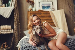 Jovem mulher com um cão imagem de stock royalty free Jovem mulher com um cão imagem de stock royalty free