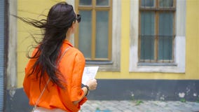 Jovem mulher com um mapa da cidade na cidade Menina do turista do curso com o mapa em Viena fora durante feriados em Europa video estoque Jovem mulher com um mapa da cidade na cidade Menina do turista do curso com o mapa em Viena fora durante feriados em Europa video estoque