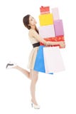 Jovem mulher de sorriso que guarda a caixa de presente e o saco de compras foto de stock Jovem mulher de sorriso que guarda a caixa de presente e o saco de compras foto de stock
