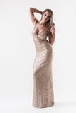 Jovem mulher elegante no vestido de noite dourado elegante foto de stock Jovem mulher elegante no vestido de noite dourado elegante foto de stock