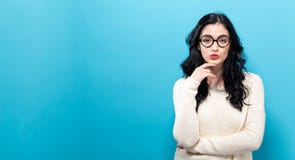 Jovem mulher em uma pose pensativa imagens de stock royalty free Jovem mulher em uma pose pensativa imagens de stock royalty free