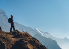 Jovem mulher ereta no monte e vista em montanhas imagens de stock Jovem mulher ereta no monte e vista em montanhas imagens de stock