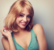 Jovem mulher feliz bonita com penteado curto louro do prumo clos imagens de stock Jovem mulher feliz bonita com penteado curto louro do prumo clos imagens de stock