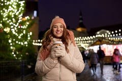 Jovem mulher feliz com café no mercado do Natal foto de stock Jovem mulher feliz com café no mercado do Natal foto de stock