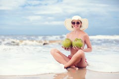 Jovem mulher feliz com os cocos em topless no chapéu de palha com na praia com um coco imagens de stock Jovem mulher feliz com os cocos em topless no chapéu de palha com na praia com um coco imagens de stock