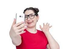 A jovem mulher feliz engraçada nos vidros com smartphone faz o selfie, no fundo branco fotografia de stock A jovem mulher feliz engraçada nos vidros com smartphone faz o selfie, no fundo branco fotografia de stock