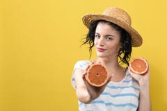 Jovem mulher feliz que guarda laranjas imagem de stock royalty free Jovem mulher feliz que guarda laranjas imagem de stock royalty free