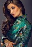 Jovem mulher glamoroso no revestimento verde do estilo japonês que olha Imagens de Stock Royalty Free Jovem mulher glamoroso no revestimento verde do estilo japonês que olha Imagens de Stock Royalty Free