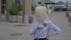 Jovem mulher hábil bonita que executa a dança da salsa fora na rua com a construção urbana no centro da cidade - video estoque Jovem mulher hábil bonita que executa a dança da salsa fora na rua com a construção urbana no centro da cidade - video estoque