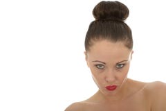Jovem mulher irritada bonita que brilha na câmera em A muito mau Foto de Stock Royalty Free Jovem mulher irritada bonita que brilha na câmera em A muito mau Foto de Stock Royalty Free