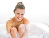 Jovem mulher na banheira imagens de stock royalty free Jovem mulher na banheira imagens de stock royalty free
