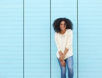 Jovem mulher na moda que sorri fora fotografia de stock Jovem mulher na moda que sorri fora fotografia de stock