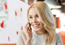 Jovem mulher no café imagem de stock royalty free Jovem mulher no café imagem de stock royalty free