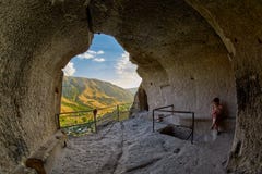 Jovem mulher no monastério da caverna de Vardzia de Geórgia imagem de stock Jovem mulher no monastério da caverna de Vardzia de Geórgia imagem de stock