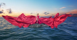 Jovem mulher no vestido vermelho longo luxuoso fotografia de stock royalty free Jovem mulher no vestido vermelho longo luxuoso fotografia de stock royalty free