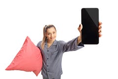 Jovem mulher nos pijamas que guardam um descanso e um telefone Imagens de Stock Jovem mulher nos pijamas que guardam um descanso e um telefone Imagens de Stock