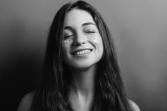 Jovem mulher positiva da felicidade da beleza da juventude da mente foto de stock Jovem mulher positiva da felicidade da beleza da juventude da mente foto de stock