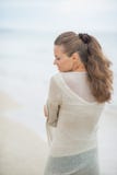 Jovem mulher que anda na praia fria. vista traseira fotos de stock royalty free Jovem mulher que anda na praia fria. vista traseira fotos de stock royalty free