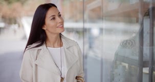 Jovem mulher que eyeing um artigo para a venda video estoque Jovem mulher que eyeing um artigo para a venda video estoque