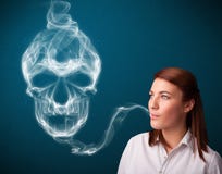Jovem mulher que fuma o cigarro perigoso Imagem de Stock Jovem mulher que fuma o cigarro perigoso Imagem de Stock