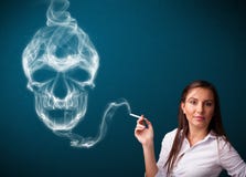 Jovem mulher que fuma o cigarro perigoso com fumo tóxico do crânio Foto de Stock Jovem mulher que fuma o cigarro perigoso com fumo tóxico do crânio Foto de Stock