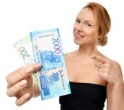 Jovem mulher que sustenta o dinheiro do dinheiro dois mil e cem vencedores disponivéis das notas dos rublos de russo surpreendido Fotos de Stock Royalty Free Jovem mulher que sustenta o dinheiro do dinheiro dois mil e cem vencedores disponivéis das notas dos rublos de russo surpreendido Fotos de Stock Royalty Free