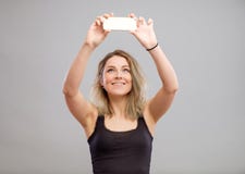 Jovem mulher que toma imagens através de seu telefone fotos de stock Jovem mulher que toma imagens através de seu telefone fotos de stock