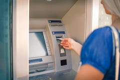 Jovem mulher que toma o dinheiro do ATM fotografia de stock Jovem mulher que toma o dinheiro do ATM fotografia de stock