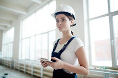 Jovem mulher que trabalha na construção imagens de stock royalty free Jovem mulher que trabalha na construção imagens de stock royalty free