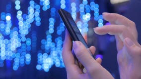 Jovem mulher que usa o smartphone na exposição moderna da tecnologia video estoque Jovem mulher que usa o smartphone na exposição moderna da tecnologia video estoque