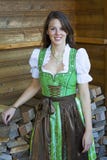 Jovem mulher que veste o dirndl bávaro imagens de stock Jovem mulher que veste o dirndl bávaro imagens de stock