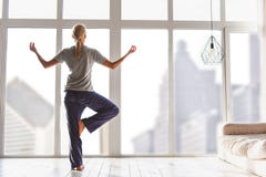 Jovem mulher relaxado que exercita em casa imagens de stock royalty free Jovem mulher relaxado que exercita em casa imagens de stock royalty free