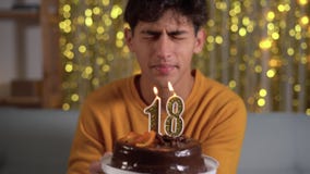 Feliz Chica De 18 Años En El Cono De Fiesta Hace Un Deseo Y Soplando Velas  En El Pastel De Cumpleaños Celebra El Cumpleaños En Cas Imagen de archivo -  Imagen de