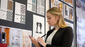 Jovens e empresa de pequeno porte, mulher caucasiano no trabalho como o desenhista, olhando esboços da coleção nova em criativo video estoque Jovens e empresa de pequeno porte, mulher caucasiano no trabalho como o desenhista, olhando esboços da coleção nova em criativo video estoque