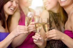 Jovens mulheres alegres de riso que brindam junto foto de stock royalty free Jovens mulheres alegres de riso que brindam junto foto de stock royalty free