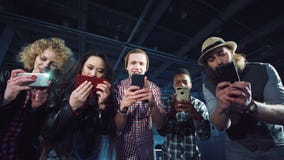 Jovens que tomam fotos estouradas vídeos de arquivo Jovens que tomam fotos estouradas vídeos de arquivo