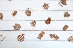 Joyeux Noël ! Fond d'hiver ou de Noël avec le biscuit de pain d'épice décoré du glaçage royal sur la table en bois Beau gree image libre de droits Joyeux Noël ! Fond d'hiver ou de Noël avec le biscuit de pain d'épice décoré du glaçage royal sur la table en bois Beau gree image libre de droits