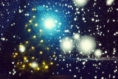 Joyeux Noël ! Nuit de Noël givrée d'hiver - quirlandes électriques légères magiques sur un fond neigeux dans la forêt pendant une photo libre de droits Joyeux Noël ! Nuit de Noël givrée d'hiver - quirlandes électriques légères magiques sur un fond neigeux dans la forêt pendant une photo libre de droits