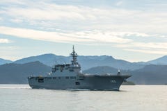 JS Ise, Hyuga-grupp helikopterjagare av styrka Japan för maritimt självförsvar seglar i den Padang hamnen royaltyfri bild JS Ise, Hyuga-grupp helikopterjagare av styrka Japan för maritimt självförsvar seglar i den Padang hamnen royaltyfri bild